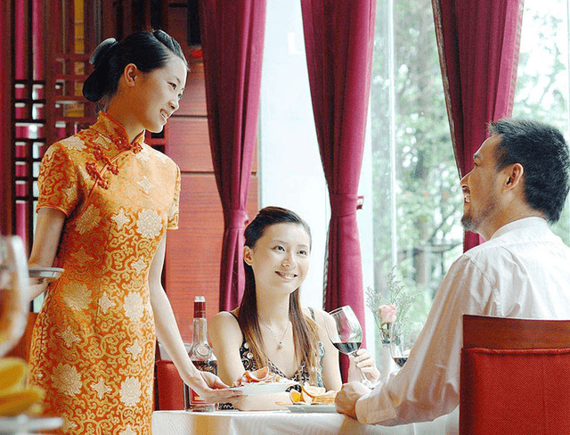 酒店餐饮服务礼仪 专业、优雅与细节的完美融合