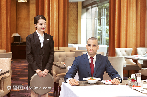 酒店餐饮服务 为外国客人提供专业上菜服务